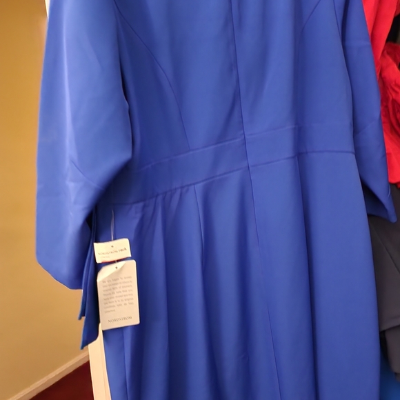 Dress - Picture 4 of 9